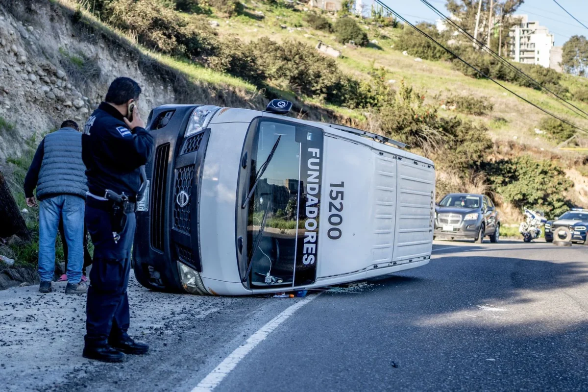 Taxi de ruta se vuelca sobre bulevar Fundadores