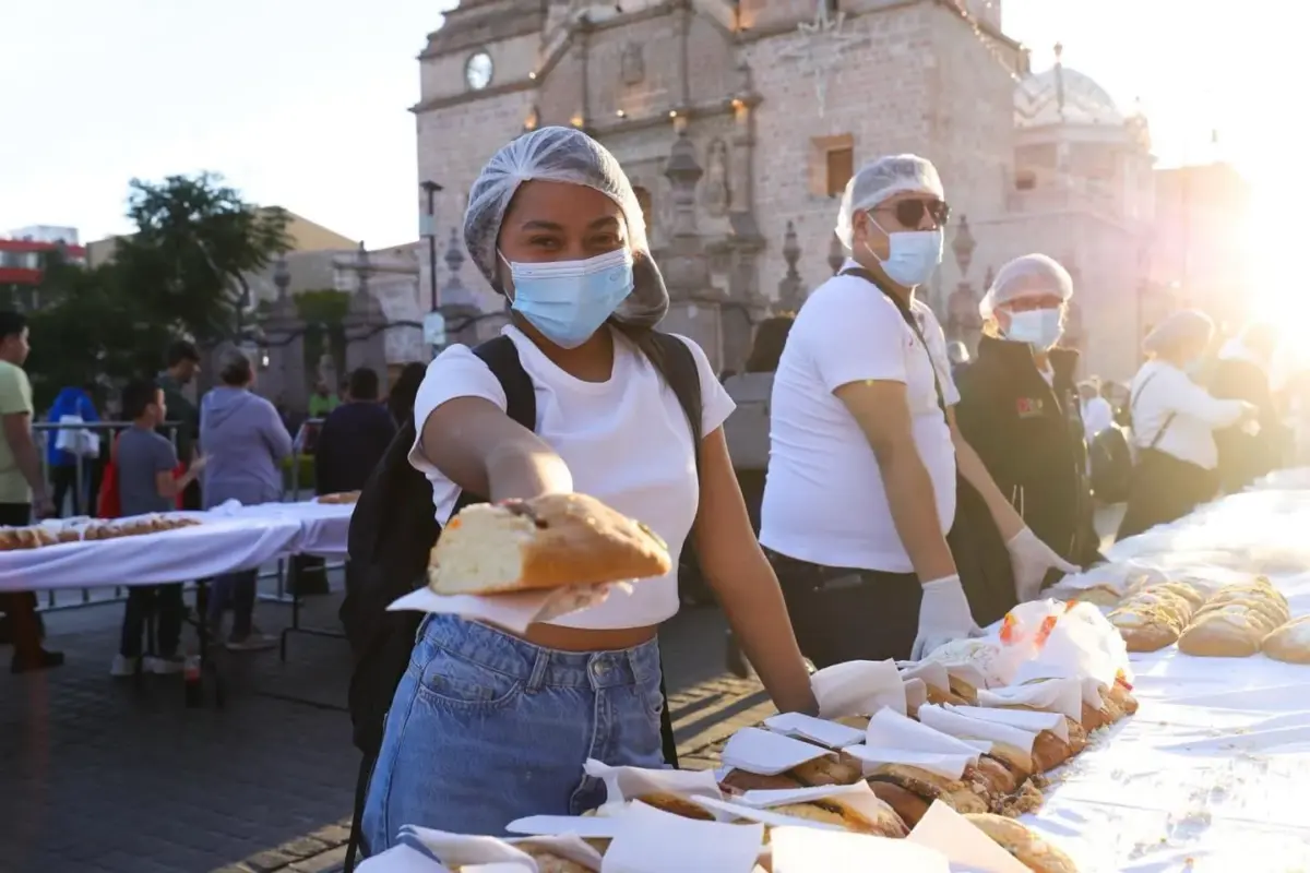 Familias degustaron rosca de reyes de más de 2 kilómetros