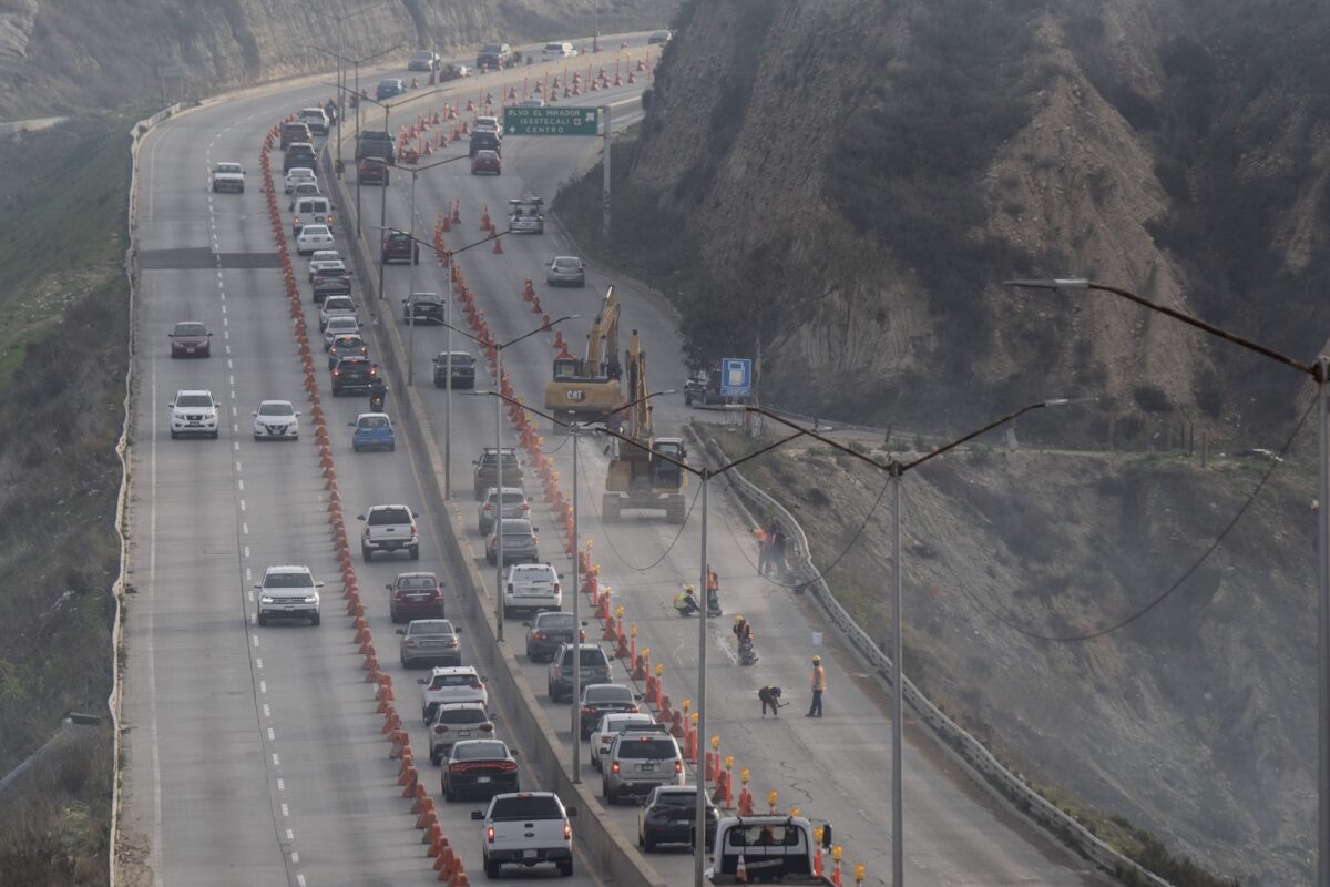 Cierre parcial en acceso a Playas de Tijuana provoca tráfico lento