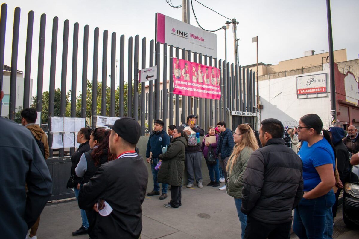 Multitud en módulos del INE antes del plazo