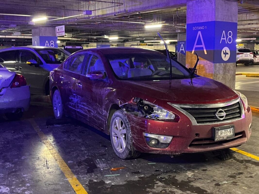 Roban vehículo en estacionamiento de la Plaza Península y chocan tres autos tras huir