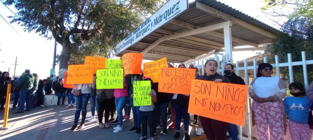 Madres de familia toman primaria en la Francisco Villa; piden que no fusionen grupos