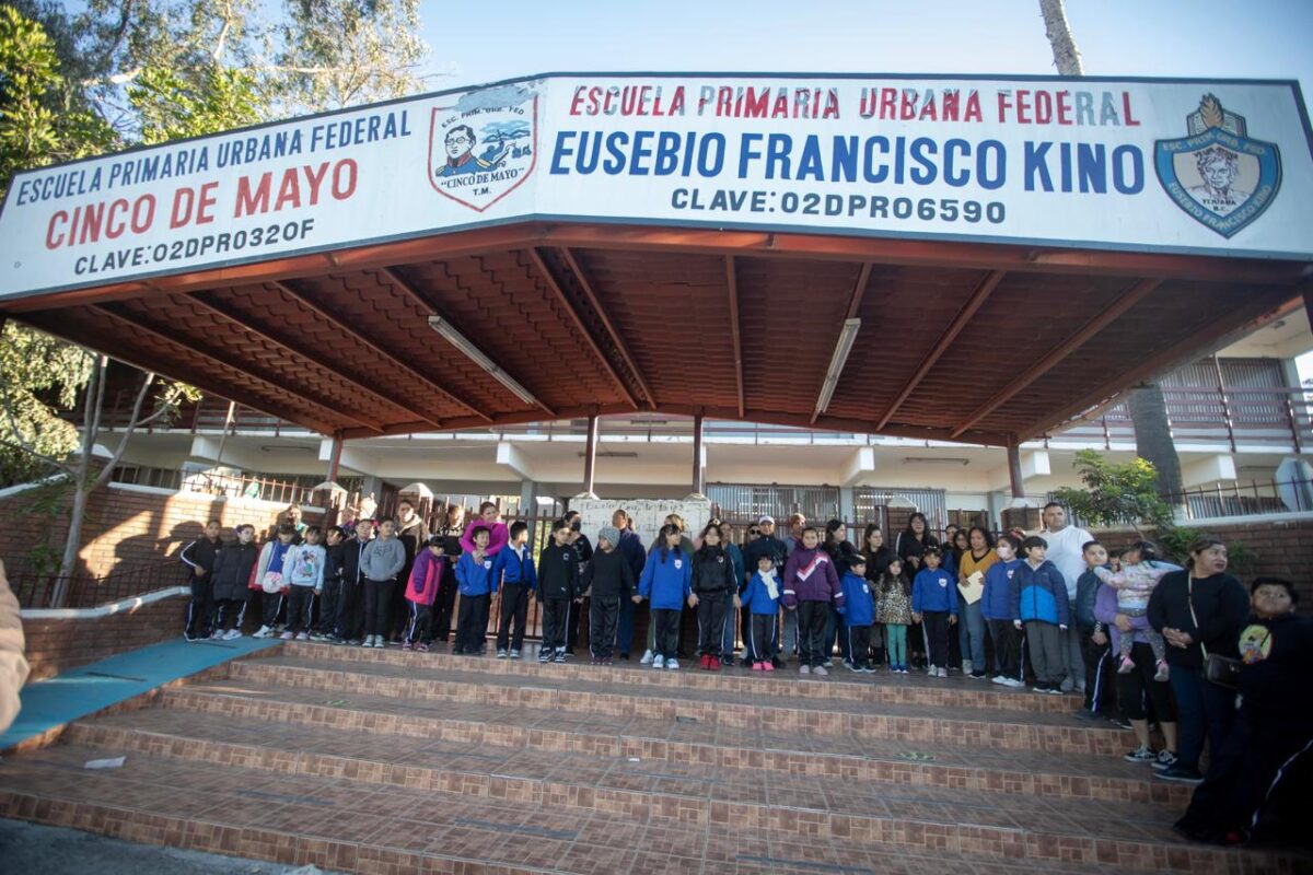 Padres Toman Escuela por Olores Fétidos en Primaria 5 de Mayo