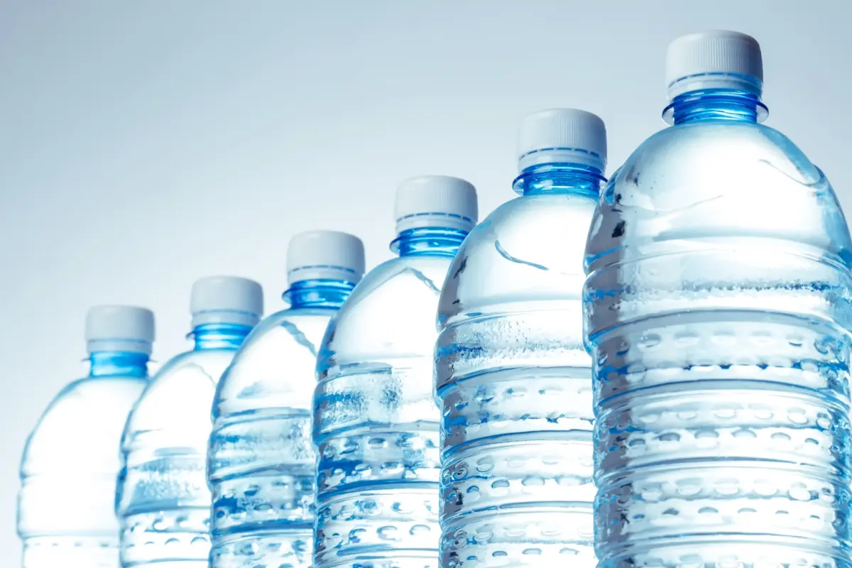 agua plástico