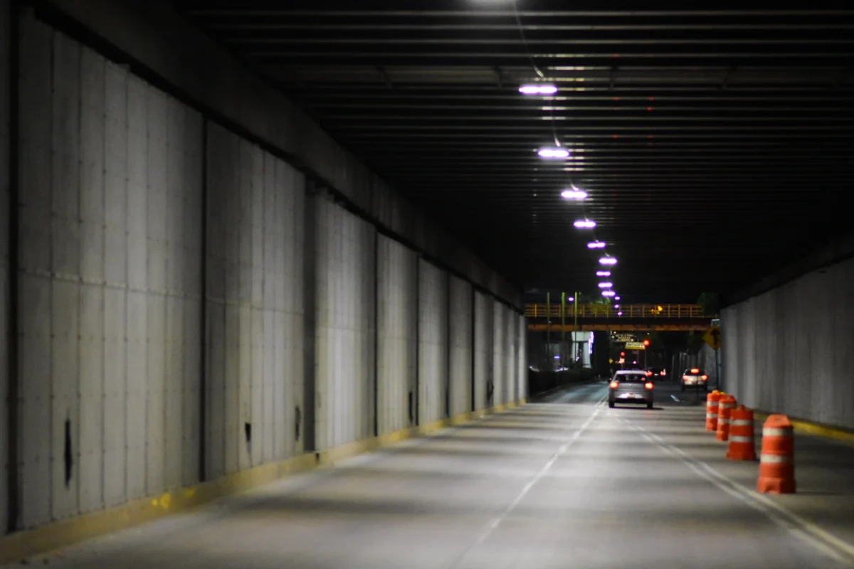 Instala Municipio iluminación en bajo puentes.