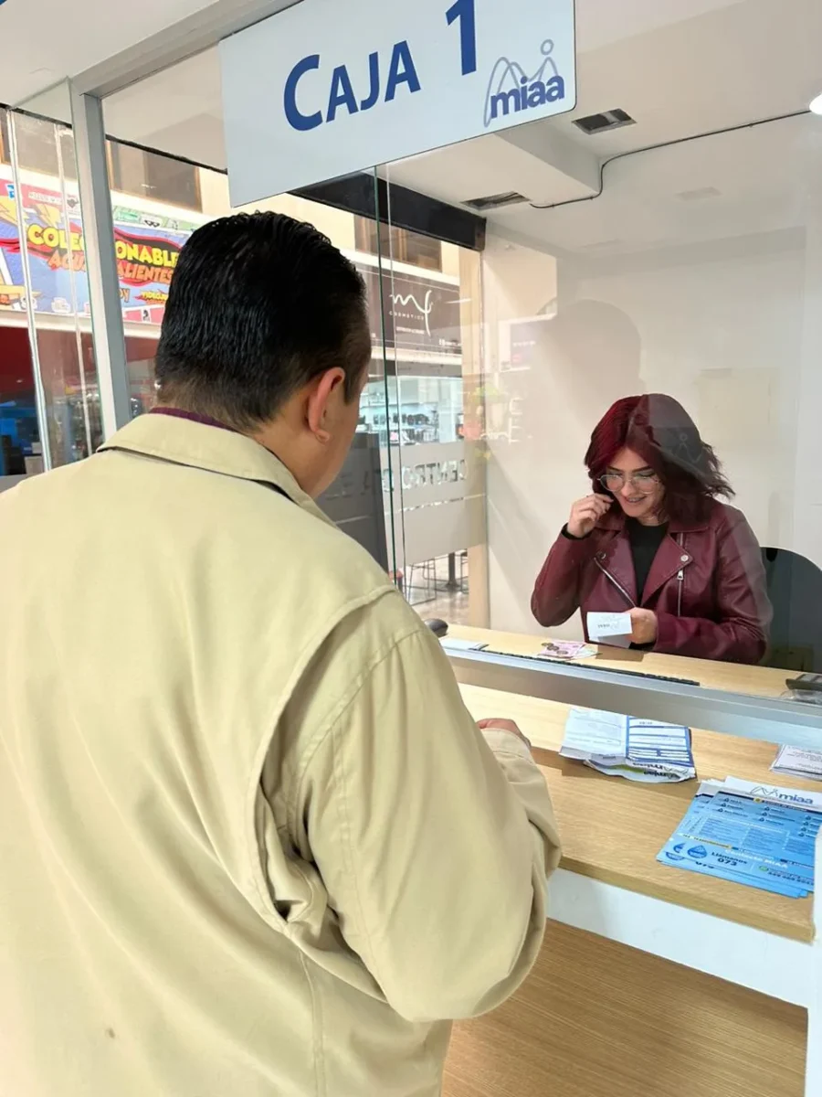 Pago de recibo del agua.