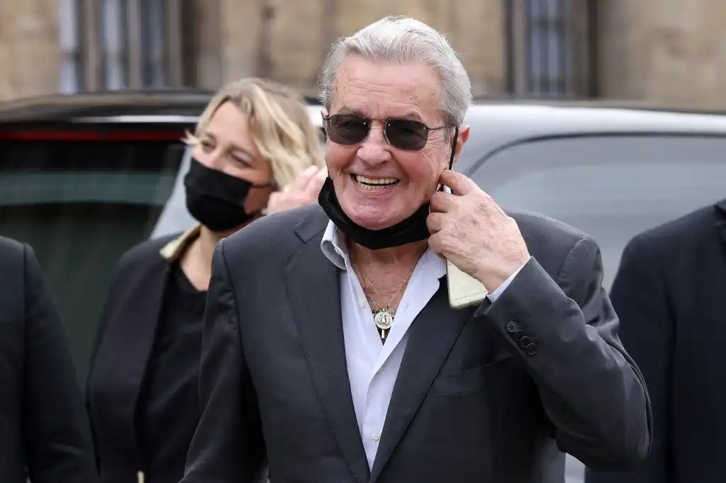 Policía incauta al actor Alain Delon 72 armas de fuego y más de 3,000 municiones