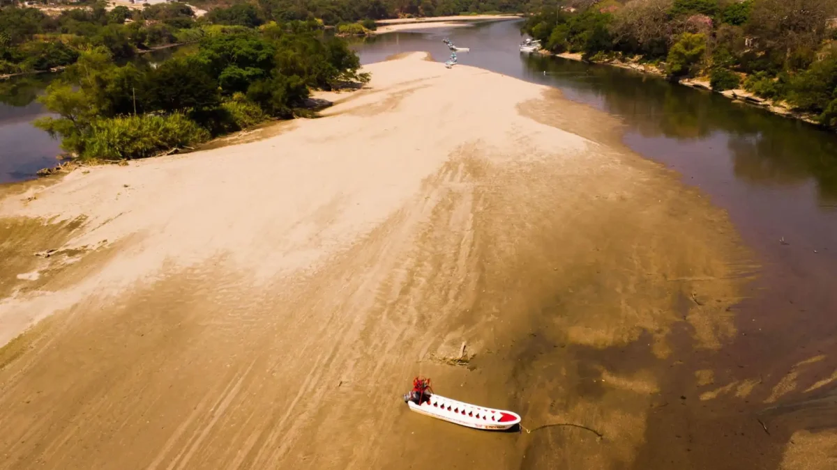 Bajo nivel de agua en el Río Grijalva