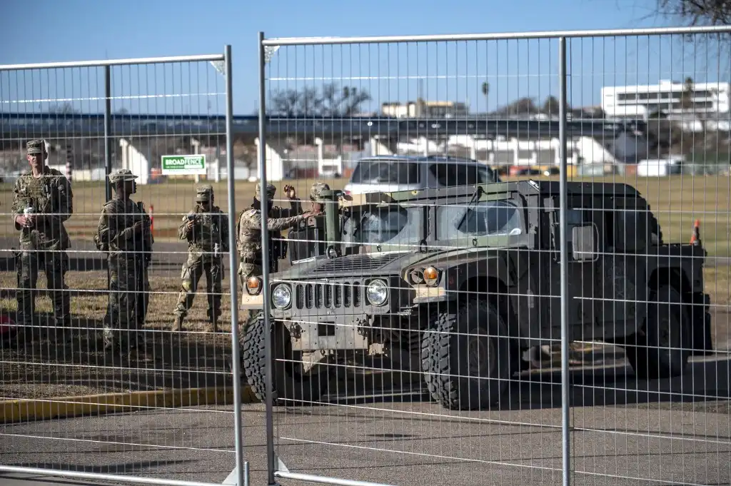 Greg Abbott anuncia base militar en frontera con México para mayor control de migrantes