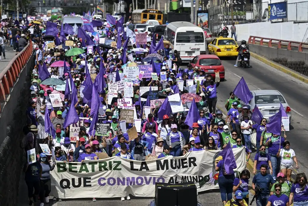 Hasta 30 años de cárcel por abortar en El Salvador: ‘Mi violador está afuera y yo, presa&#8217;