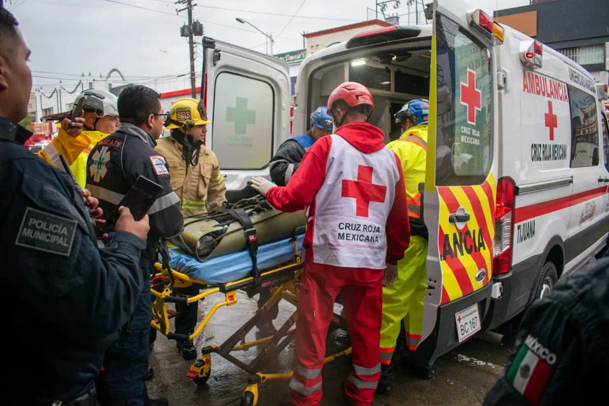 Hombre se electrocuta en el techo de Elektra en Zona Centro