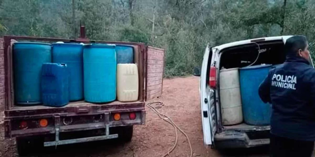 Huachicoleros en Huauchinango abandonaron 3 mil litros de combustible