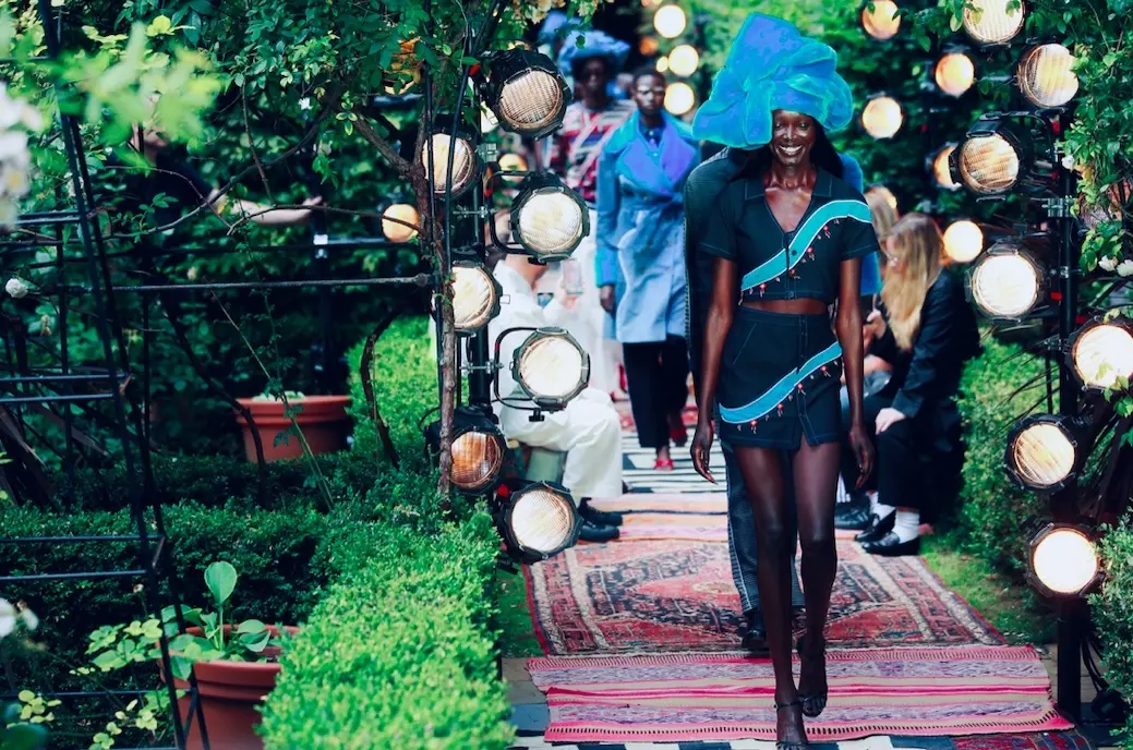 La London Fashion Week celebra 40 años con audacia pese a la crisis económica