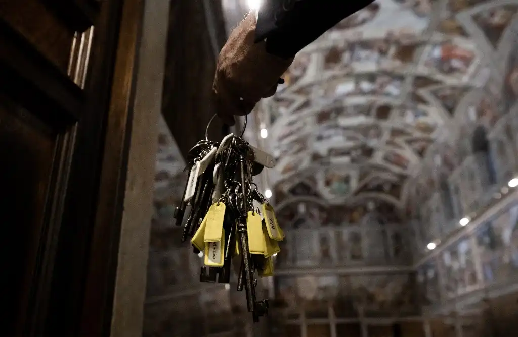 El custodio de los Museos del Vaticano carga 2,797 llaves que guardan fascinantes misterios