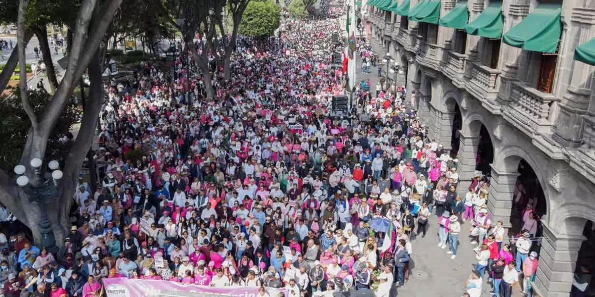 Poblanos marchan