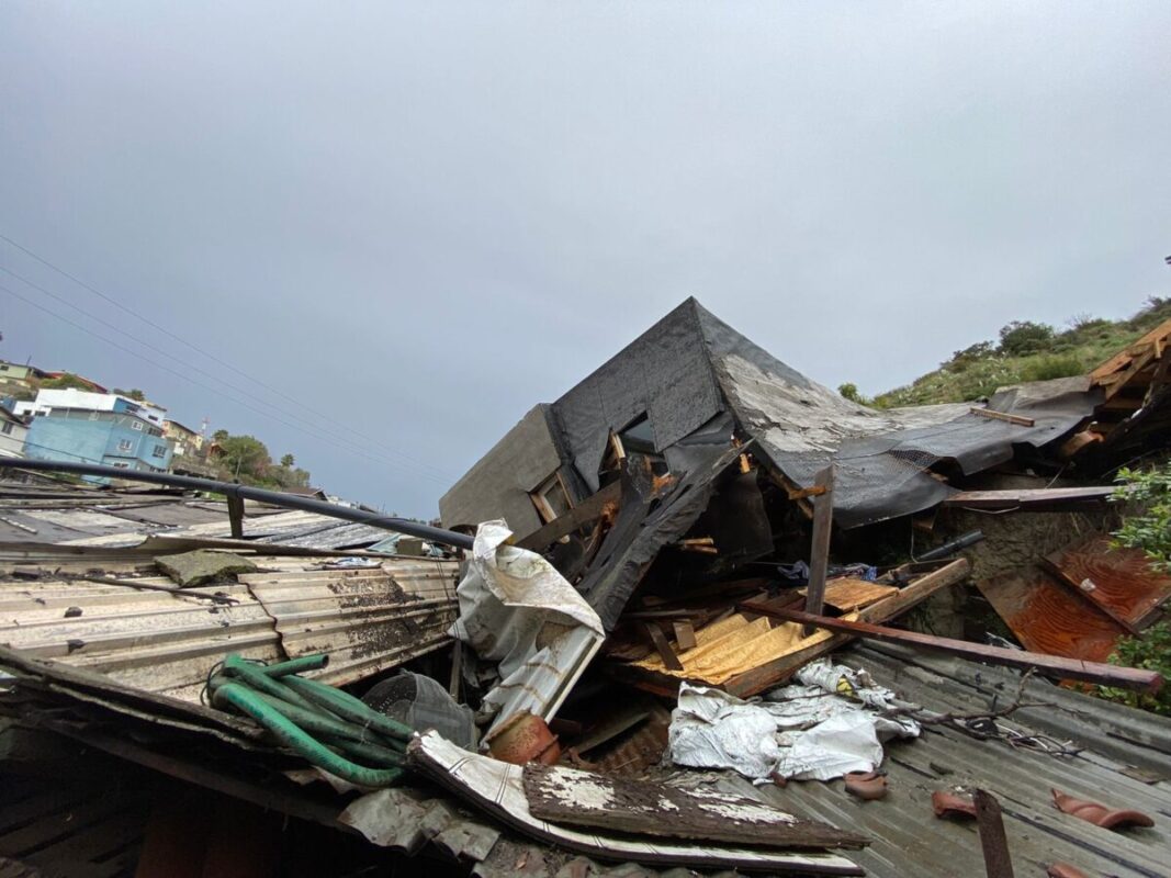 Cerro colapsa afectando a dos viviendas en Pedregal de Santa Julia