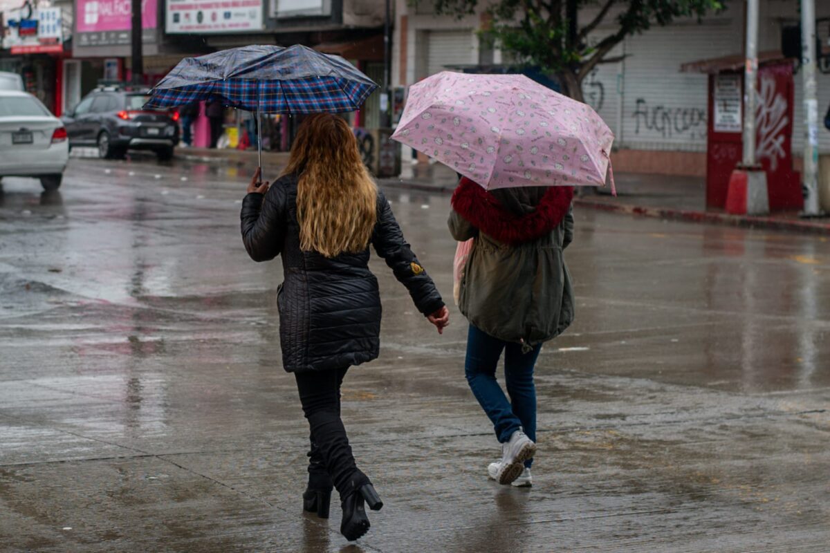 Tijuanenses salen a la calle con todo y tormenta