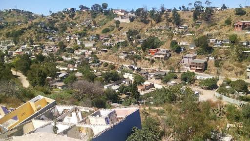 Se registra deslizamiento en Colonia Ranchos Macías; desalojan a 22 personas de sus hogares