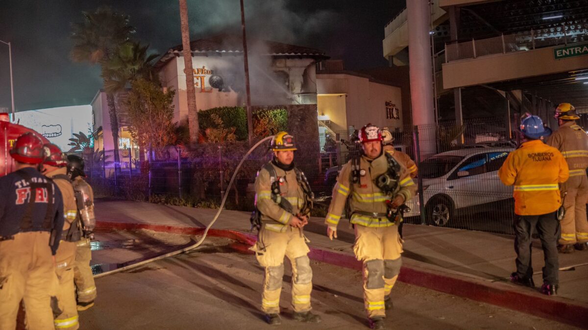 Se incendia el Café de la Flor en Macroplaza
