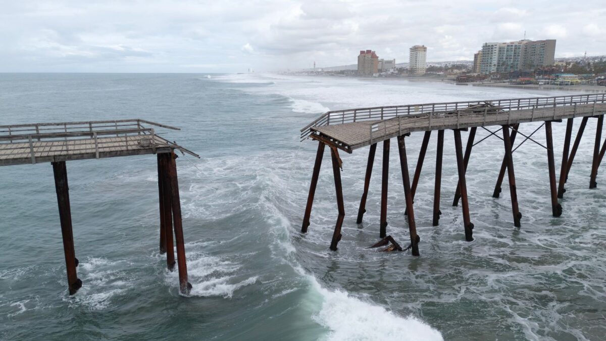 Se derrumba una parte del muelle del Hotel Rosarito