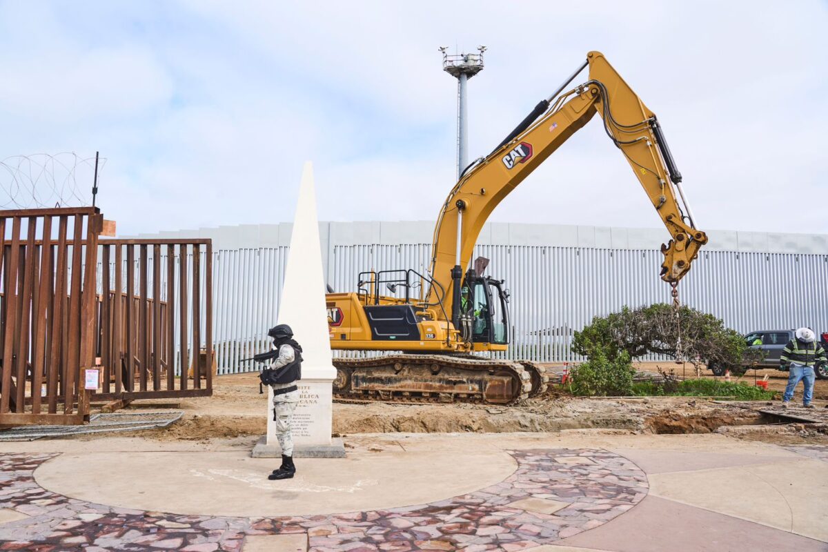 Reemplazo del Muro Fronterizo en Playas de Tijuana Continúa