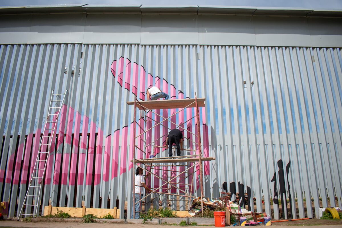 Artistas buscan llenar de color el nuevo muro fronterizo de playas de Tijuana