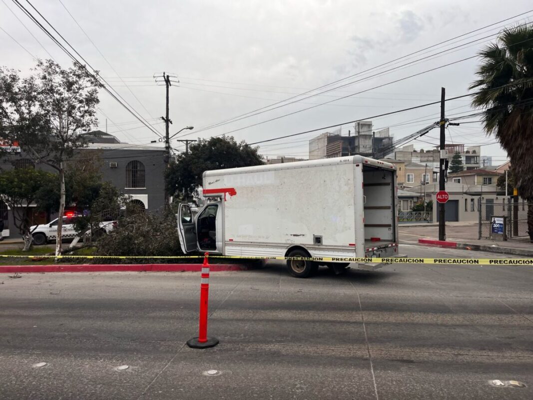 Criminales Detenidos Intentando Huir en Camión de Mudanza