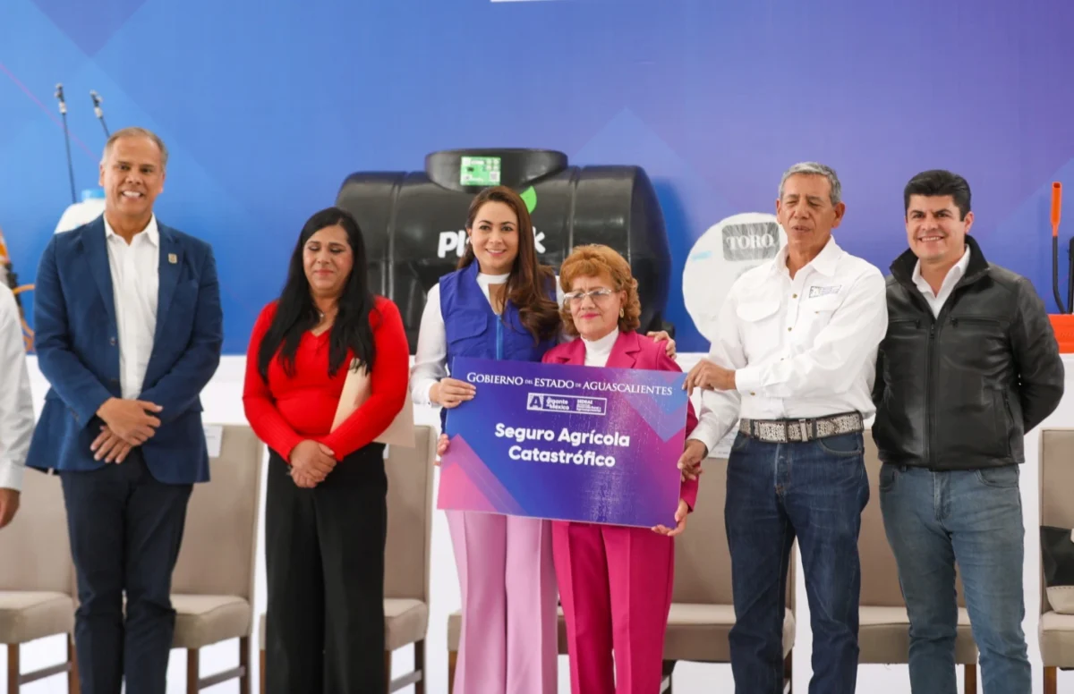 Entregan apoyos a productores del campo.