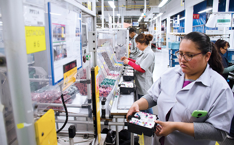 El papel fundamental de las mujeres en la industria maquiladora de Baja California