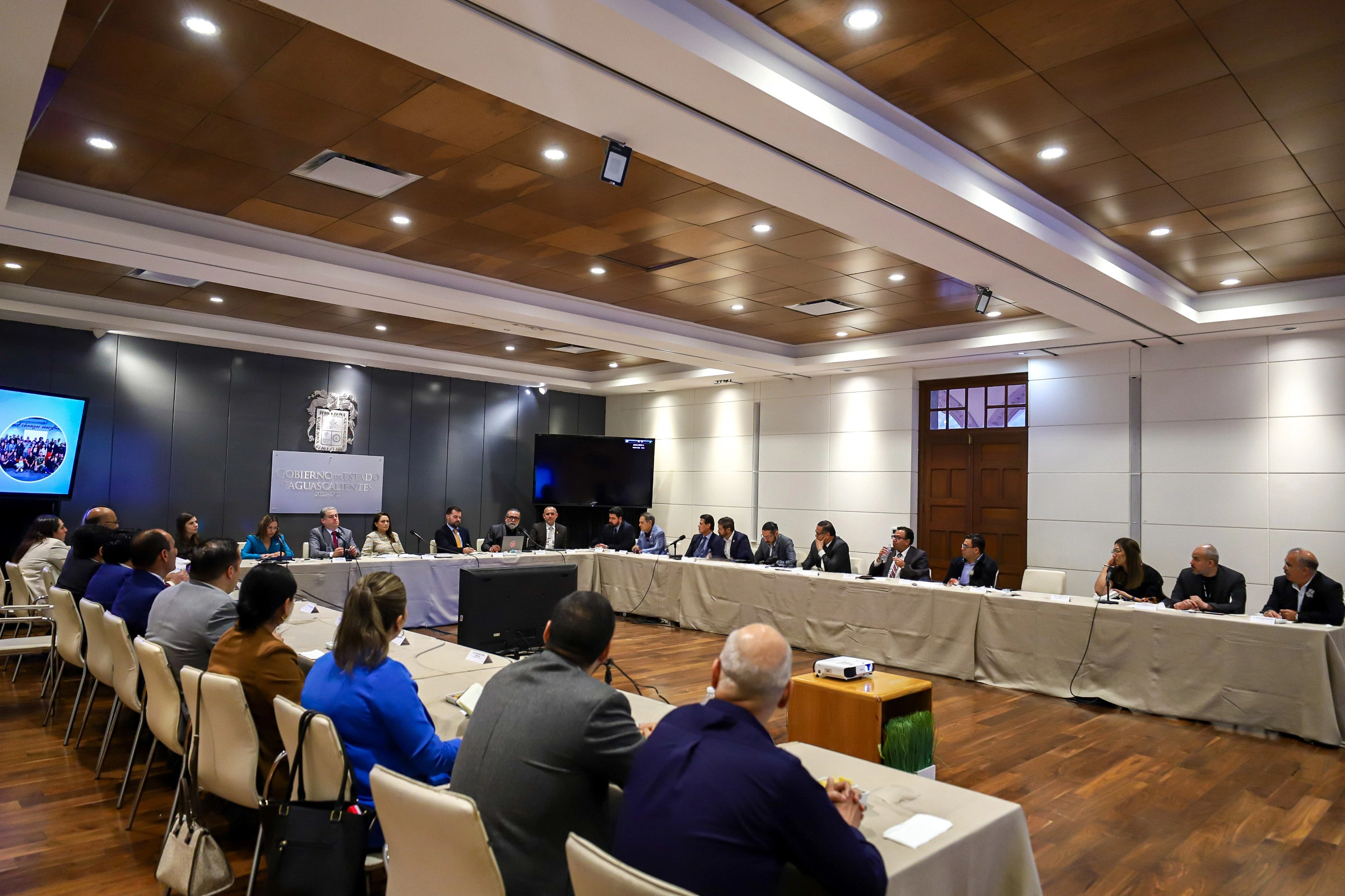 Reunión de Tere Jiménez con rectores y empresarios.
