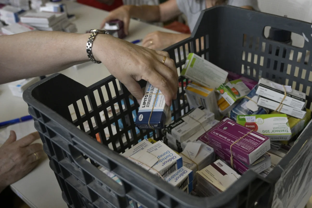 ¿Comprar medicina o comida? La inflación en Argentina vuelve la salud un lujo