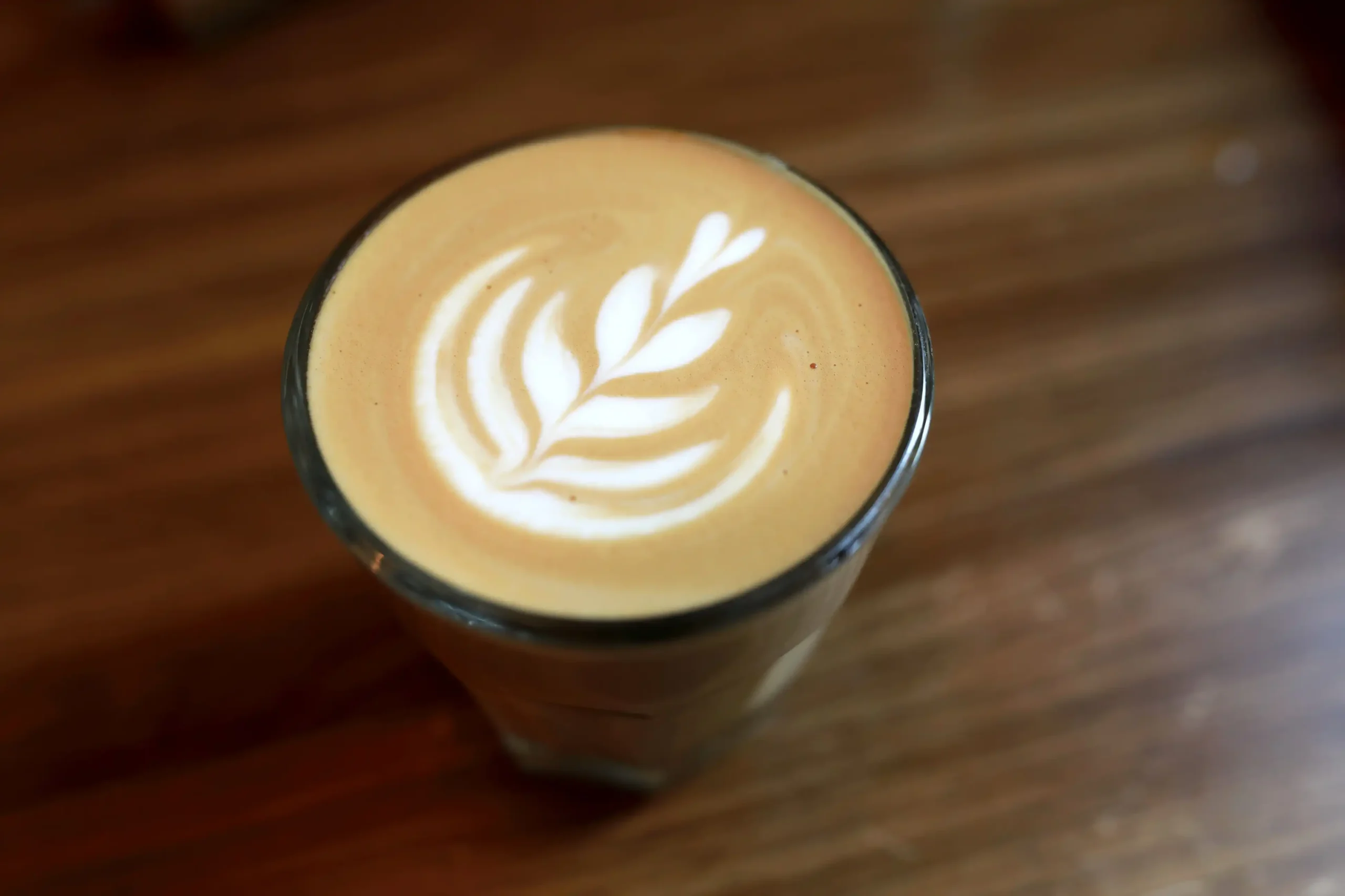 Flat white, el hermano intenso del café capuchino