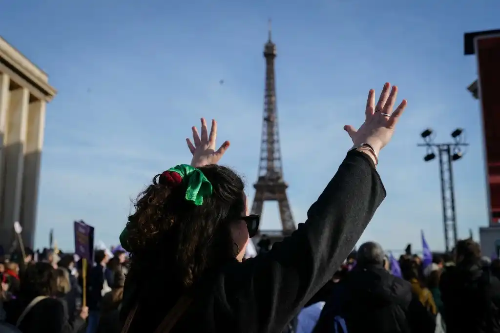 Francia se convierte en el primer país que garantiza el aborto en su Constitución