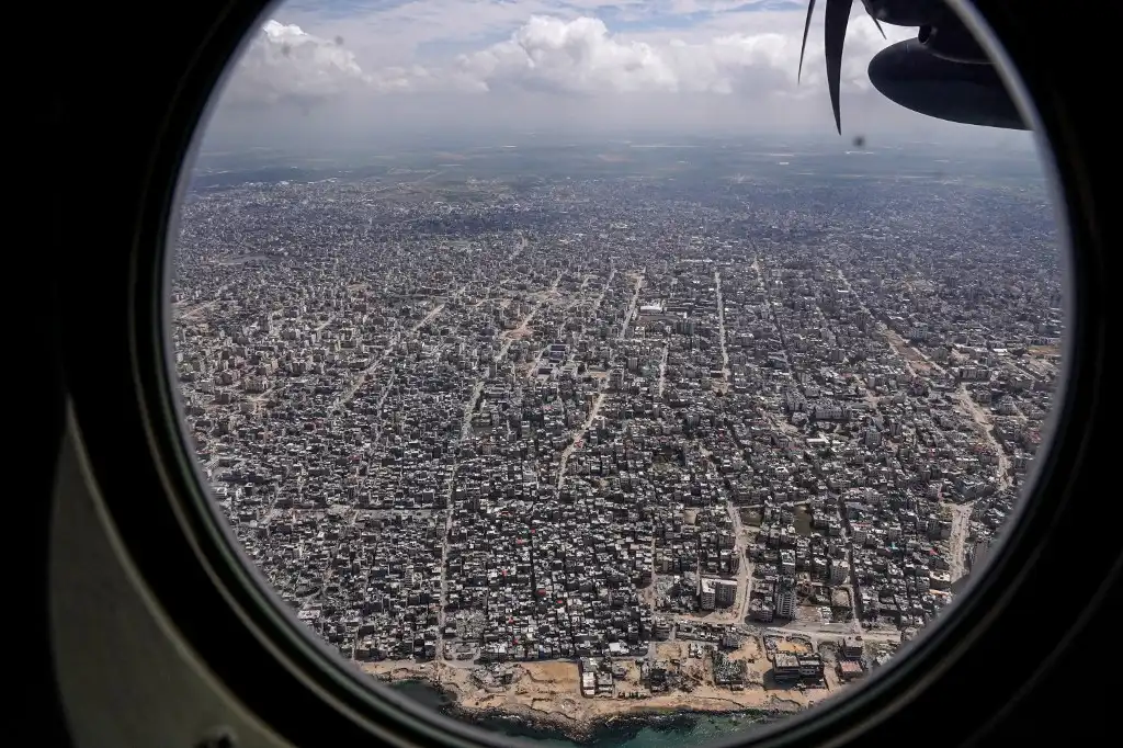 na vista parcial de la Franja de Gaza aparece desde la portilla del avión HC-130J del Escuadrón Expedicionario de Rescate de la Fuerza Aérea de Estados Unidos,