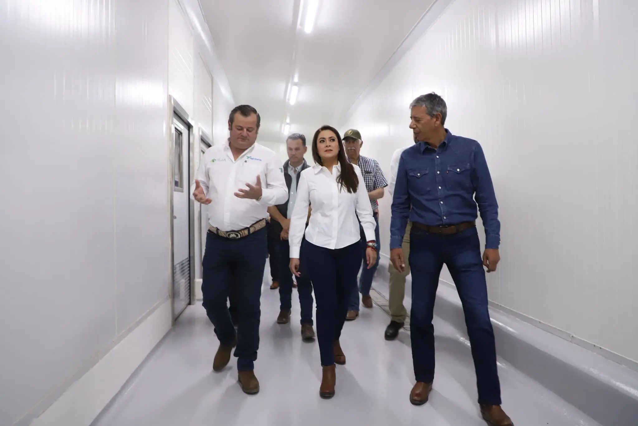 Se reúne Tere Jiménez con sector lechero
