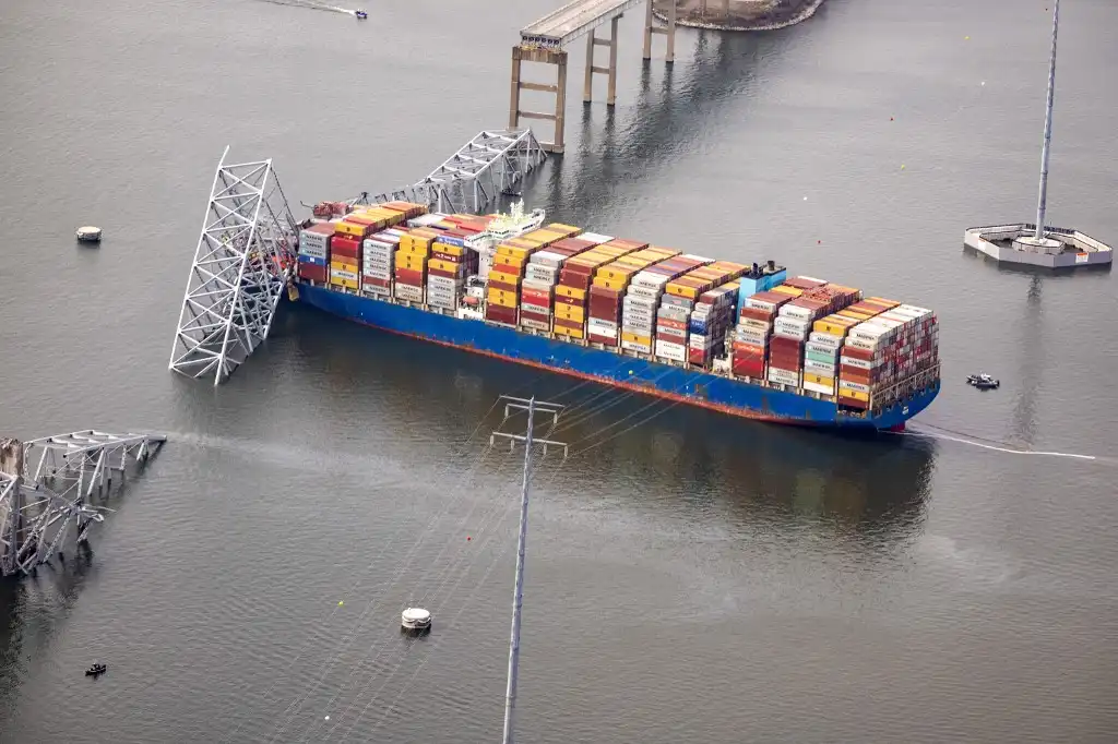 Puente Francis Scott Key colapsa en Baltimore tras ser chocado por un barco; buscan a víctimas