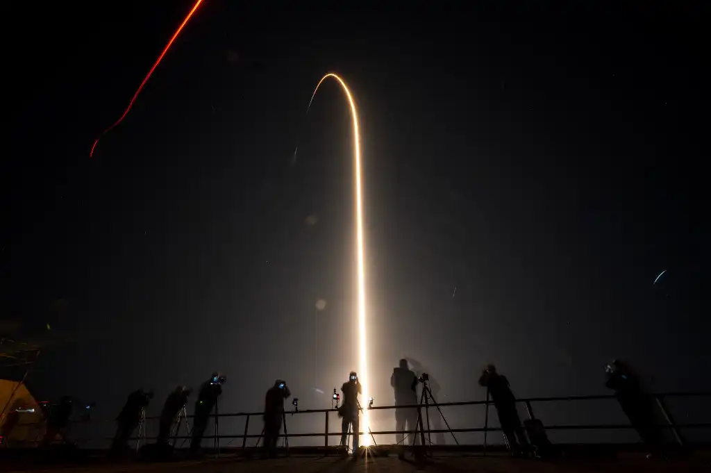 Una mujer y tres hombres emprenden viaje de seis meses a la Estación Espacial Internacional