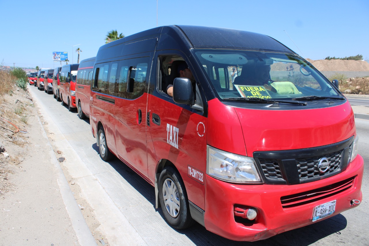 1500 personas quedan varadas por hora ante falta de taxis rojo y negro en Tijuana