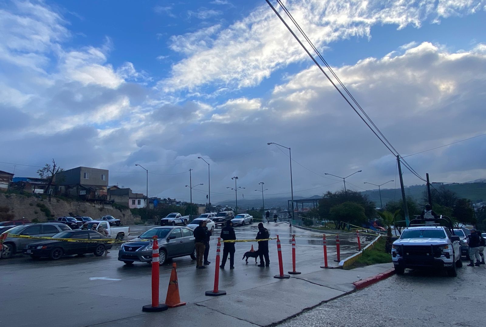 Arrojan presunto explosivo a estacionamiento de delegación Florido