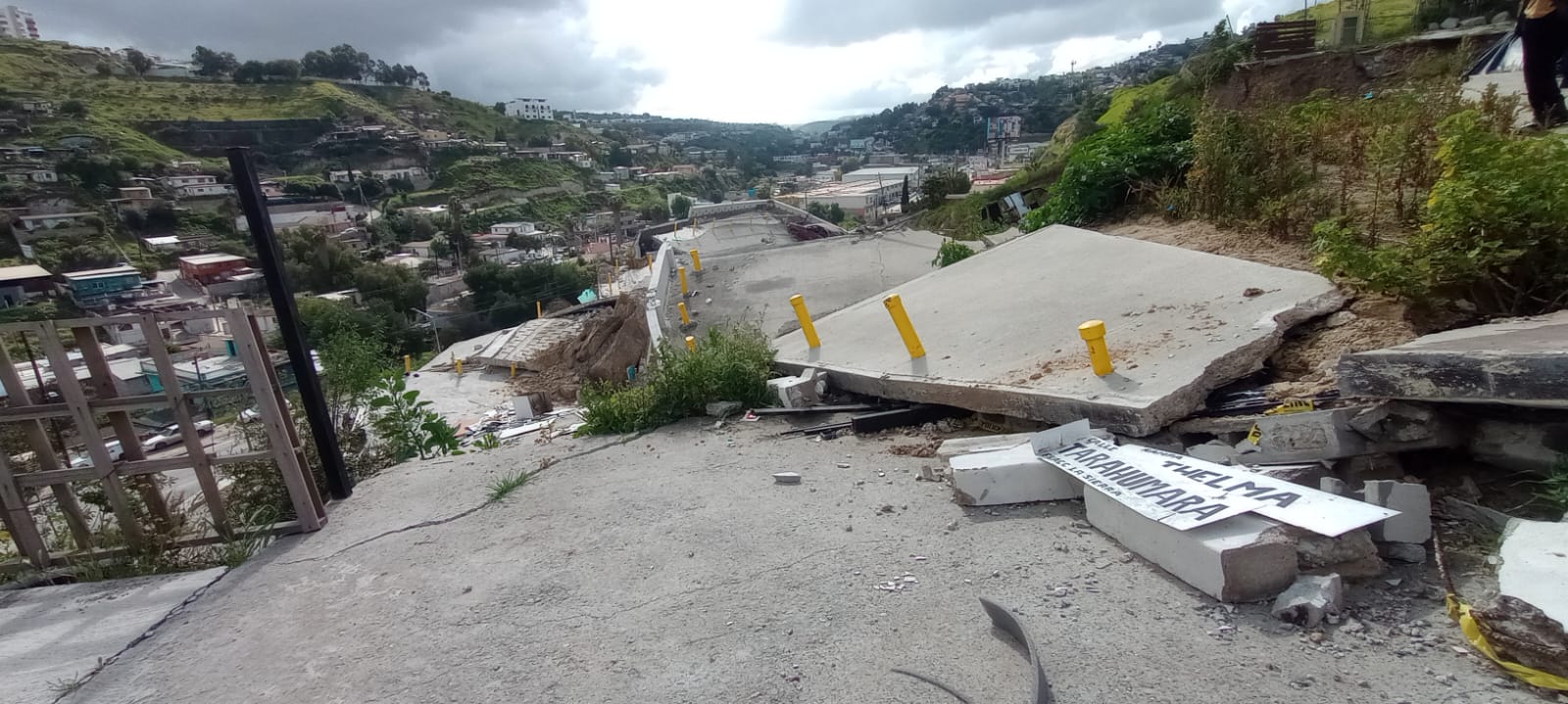 Vecinos de La Sierra piden reparación de la calle Tarahumara tras derrumbe