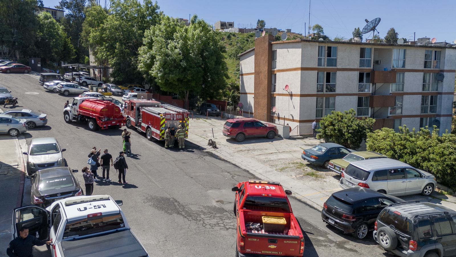 Bomberos atienden incendio en departamento
