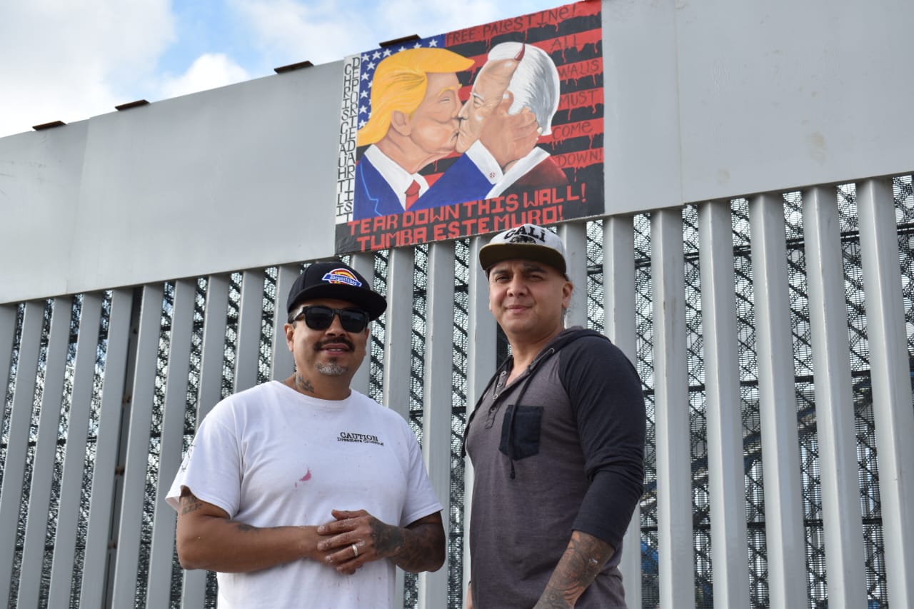 Muralistas intervienen el muro a favor de los deportados