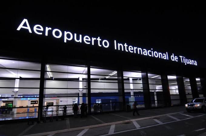 Reportan a taxistas por extorsionar migrantes en el Aeropuerto de Tijuana