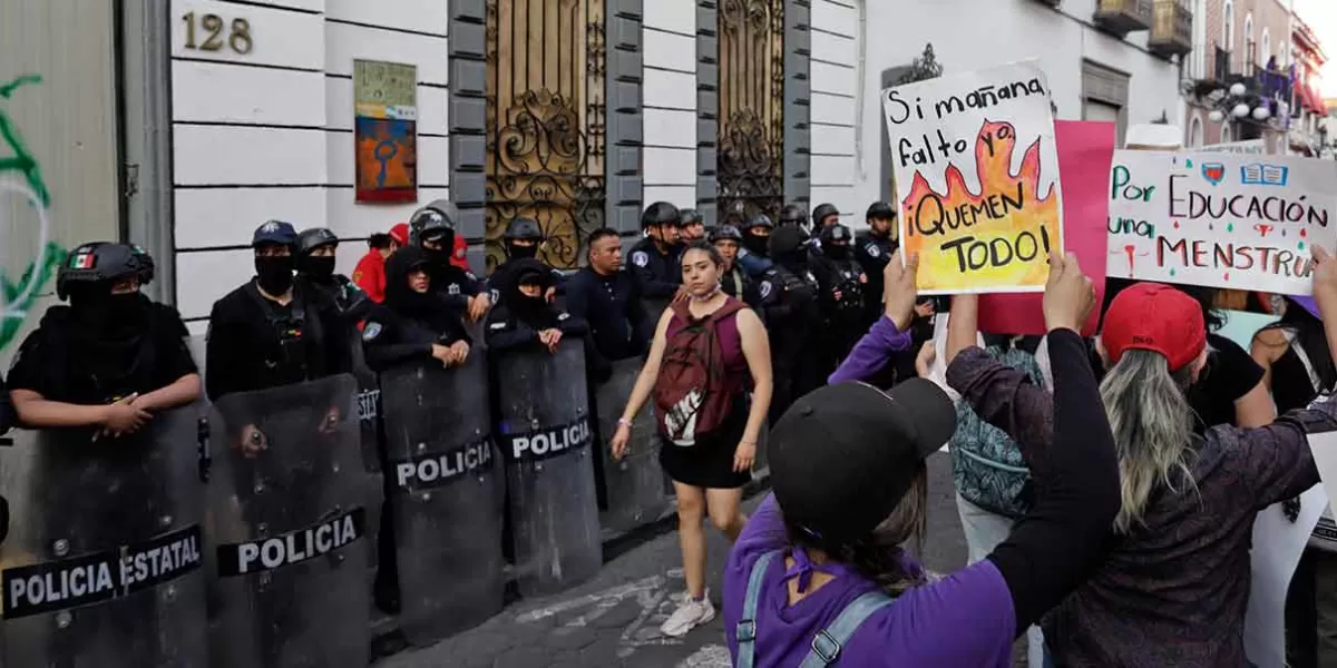 Las mujeres marchan en libertad; gobernador de Puebla pide respeto