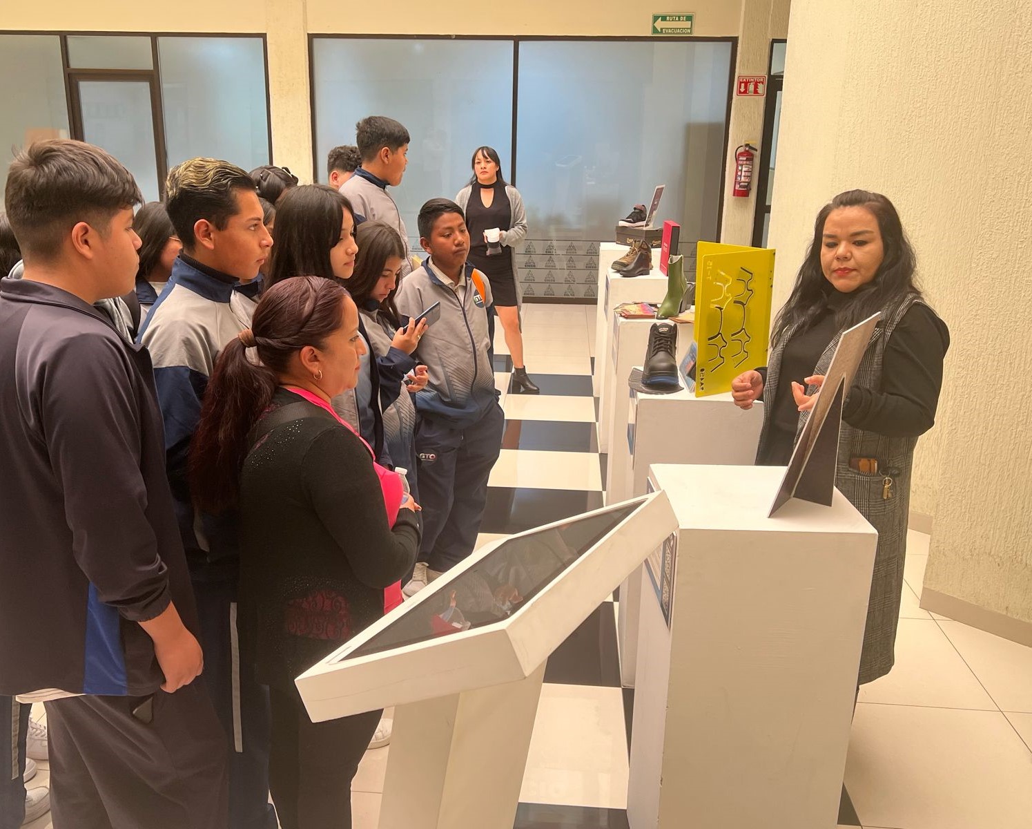 Alumnos de la Secundaria Técnica No. 56 hacen el recorrido.