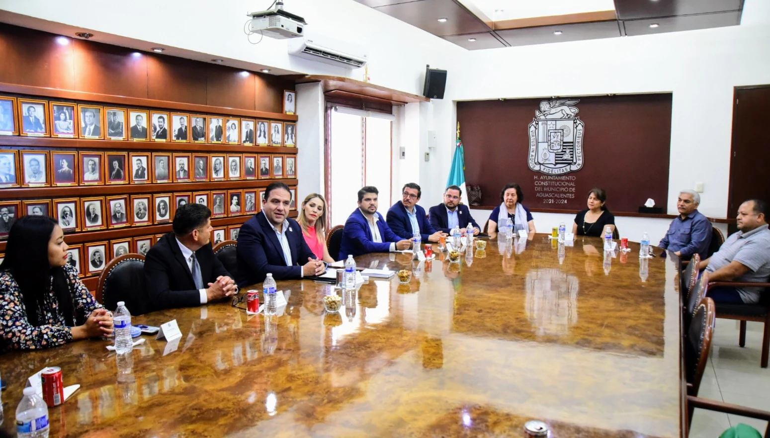 Autoridades de Commerce, California, se reúnen con alcaldía de la capital