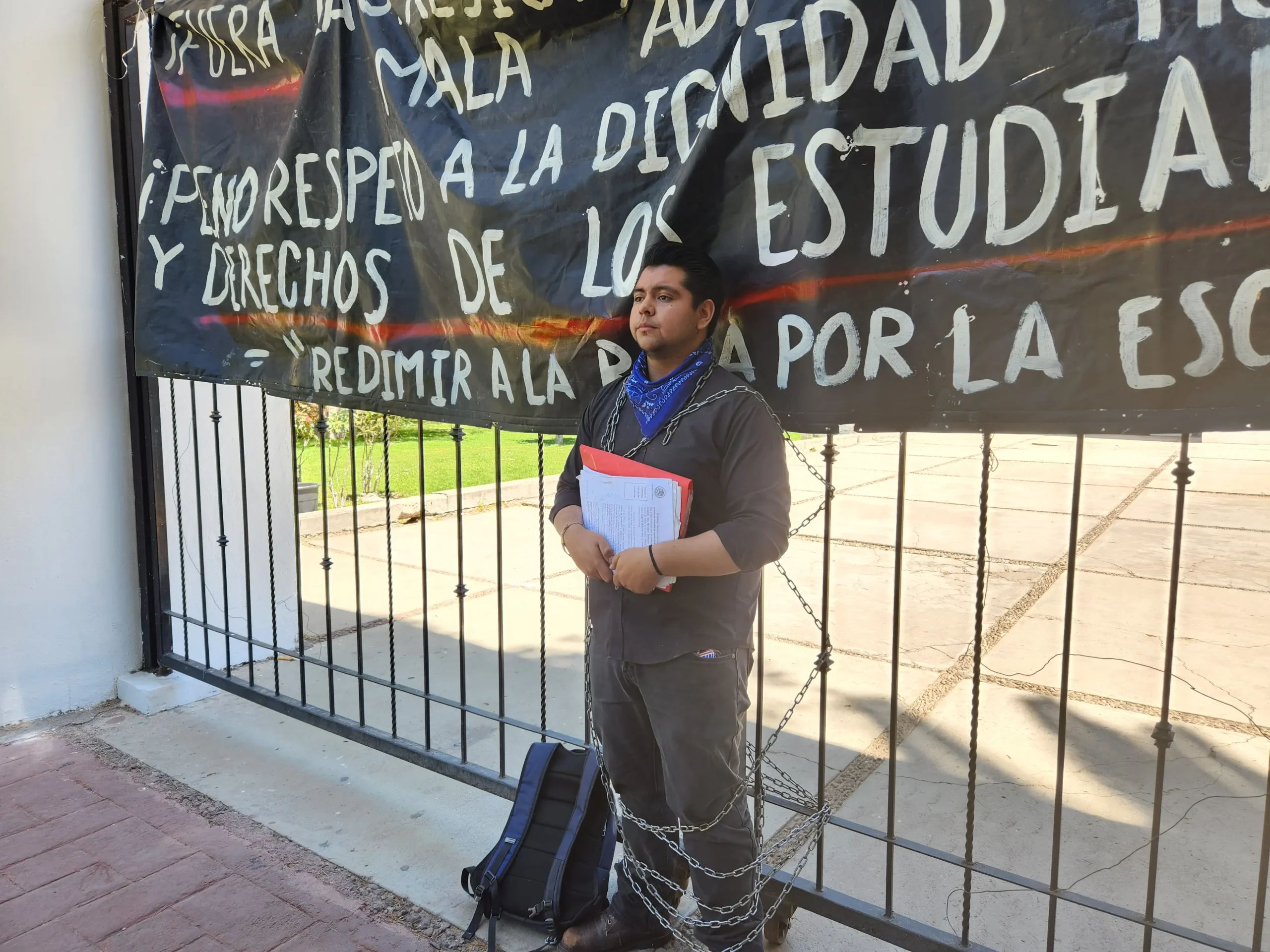 Estudiante de encadenó en protesta en la Bycened