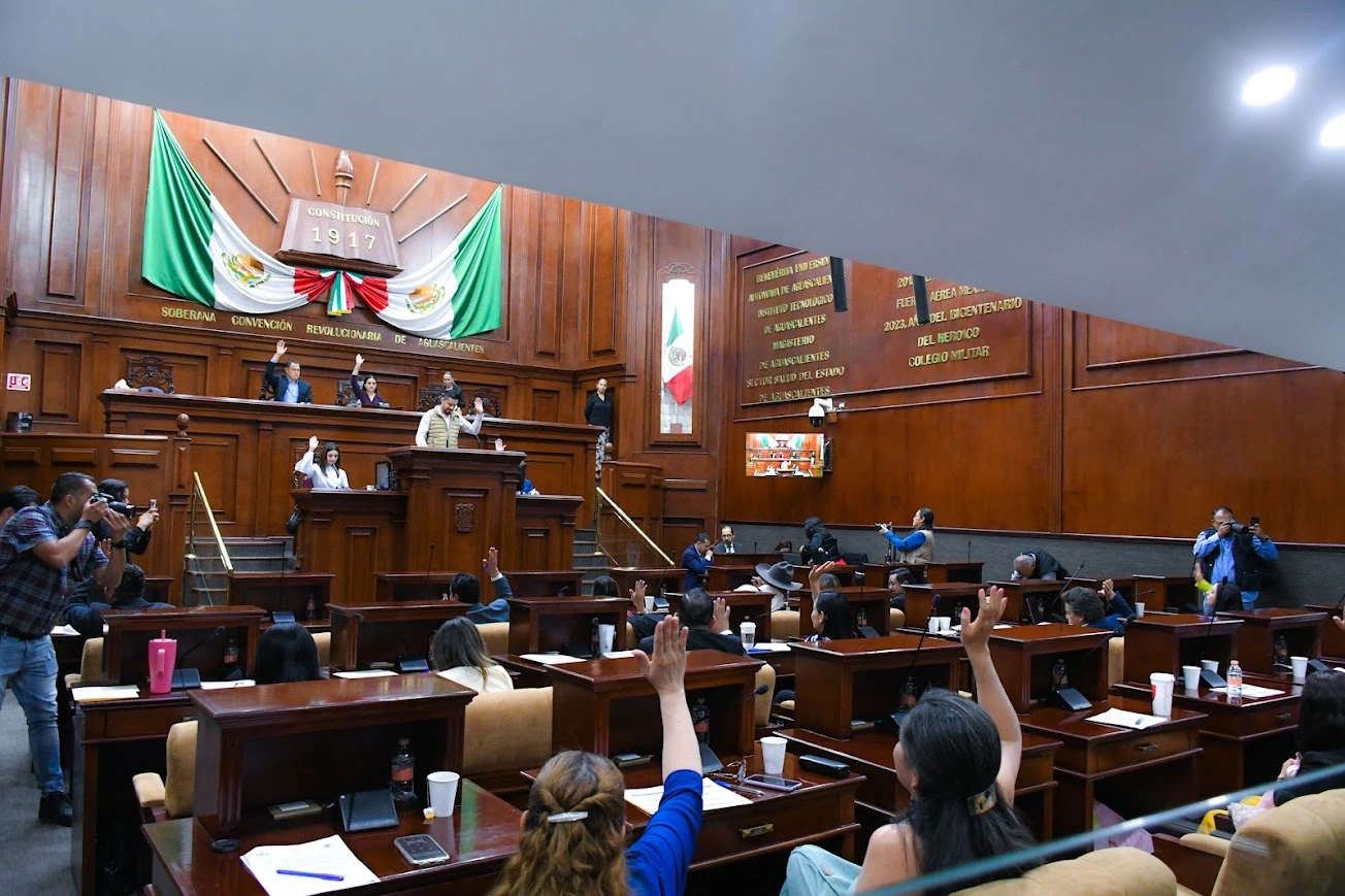 Aprueban solicitudes de licencia de 6 legisladores que van por reelección