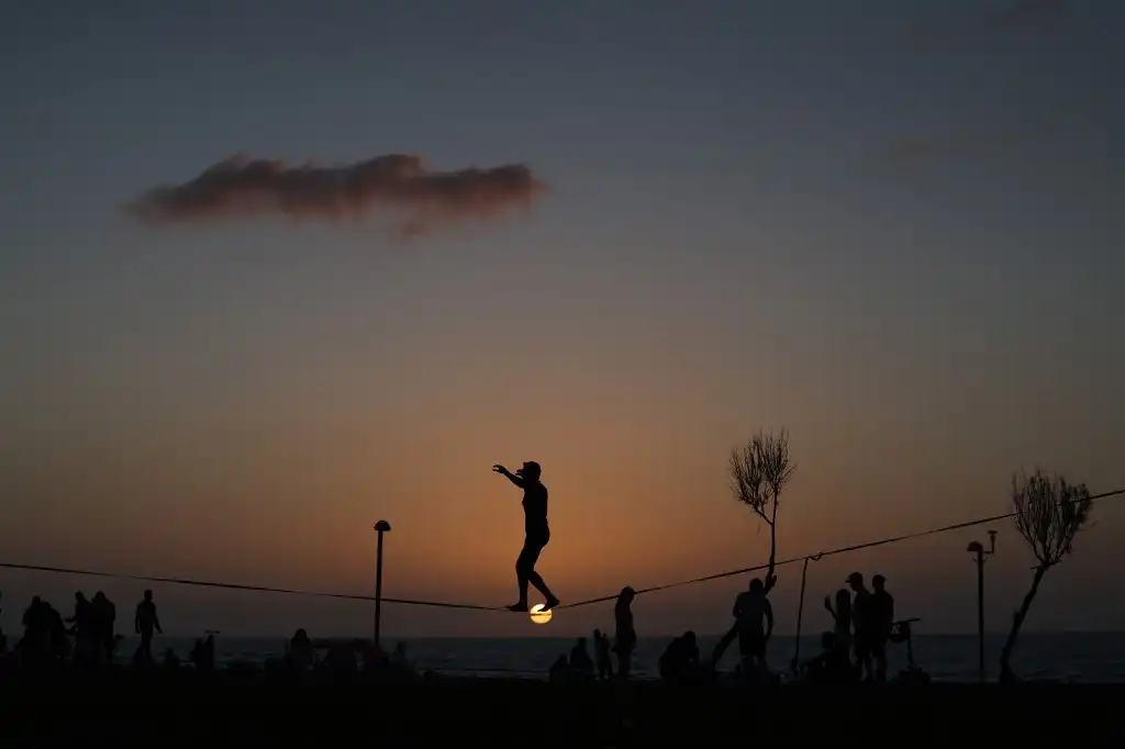 Hombre se balancea en el sol