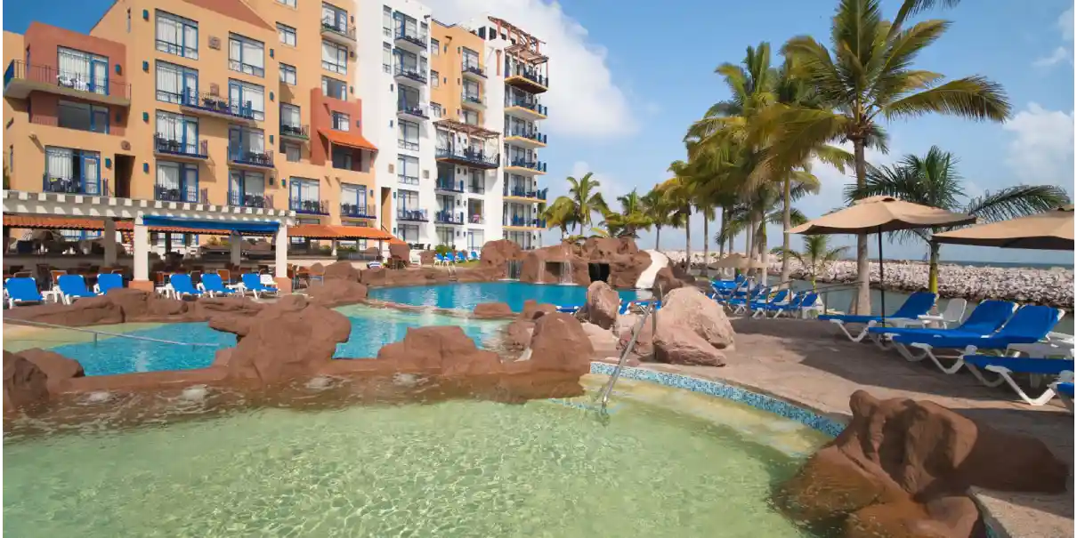 Ofrece Mazatlán hoteles de lujo, hermosas playas, un acuario y la mejor ubicación para ver el eclipse